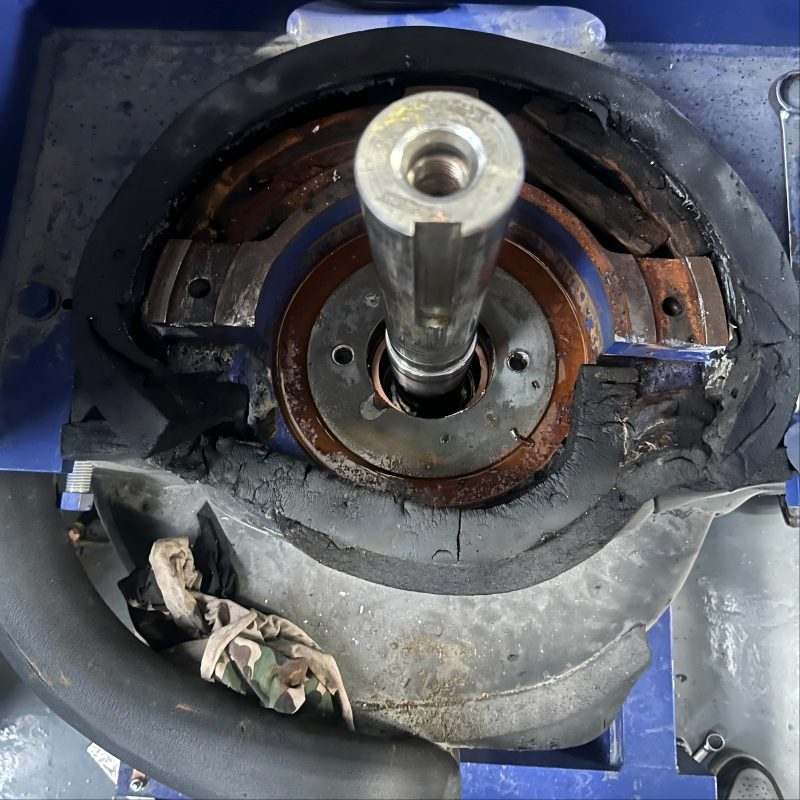 Ảnh chụp quá trình bảo trì hàng ngày của máy bơm nước.